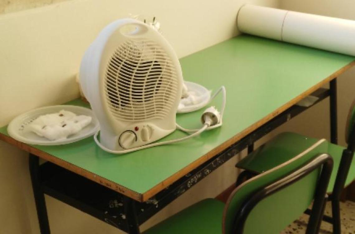 Alla scuola elementare "Mazzini" termosifoni out e stufette sui banchi