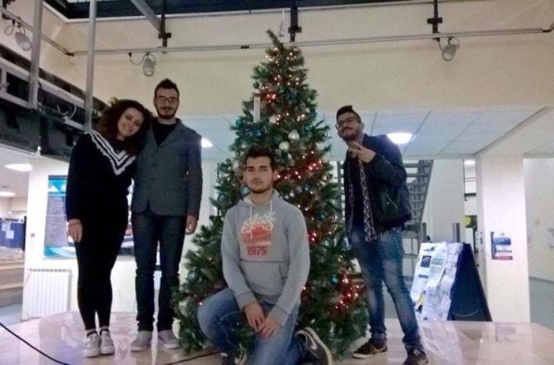 "Caro babbo Natale". Gli studenti per Natale chiedono...