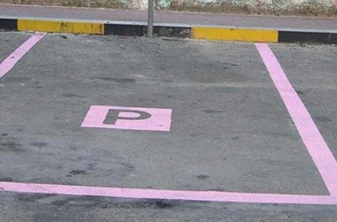 Donne protagoniste con il parcheggio rosa