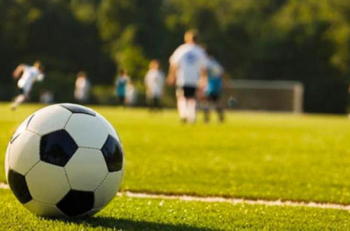 Follia in prima categoria: bomba carta in campo, feriti due giocatori 