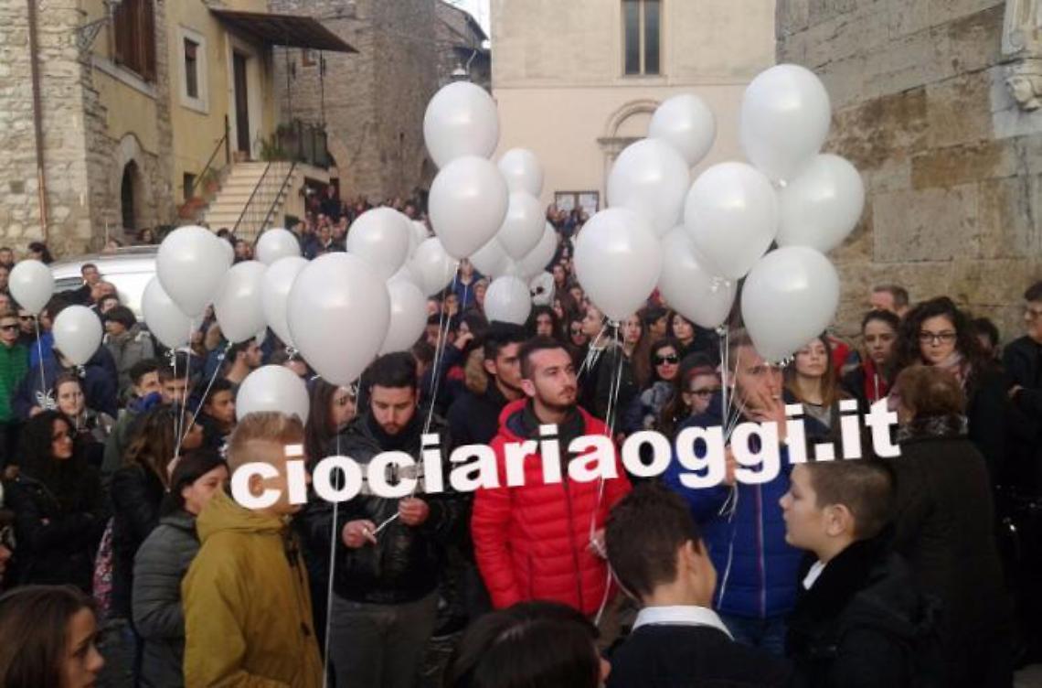 Palloncini bianchi per l'ultimo saluto al giovane Giorgio Carbone