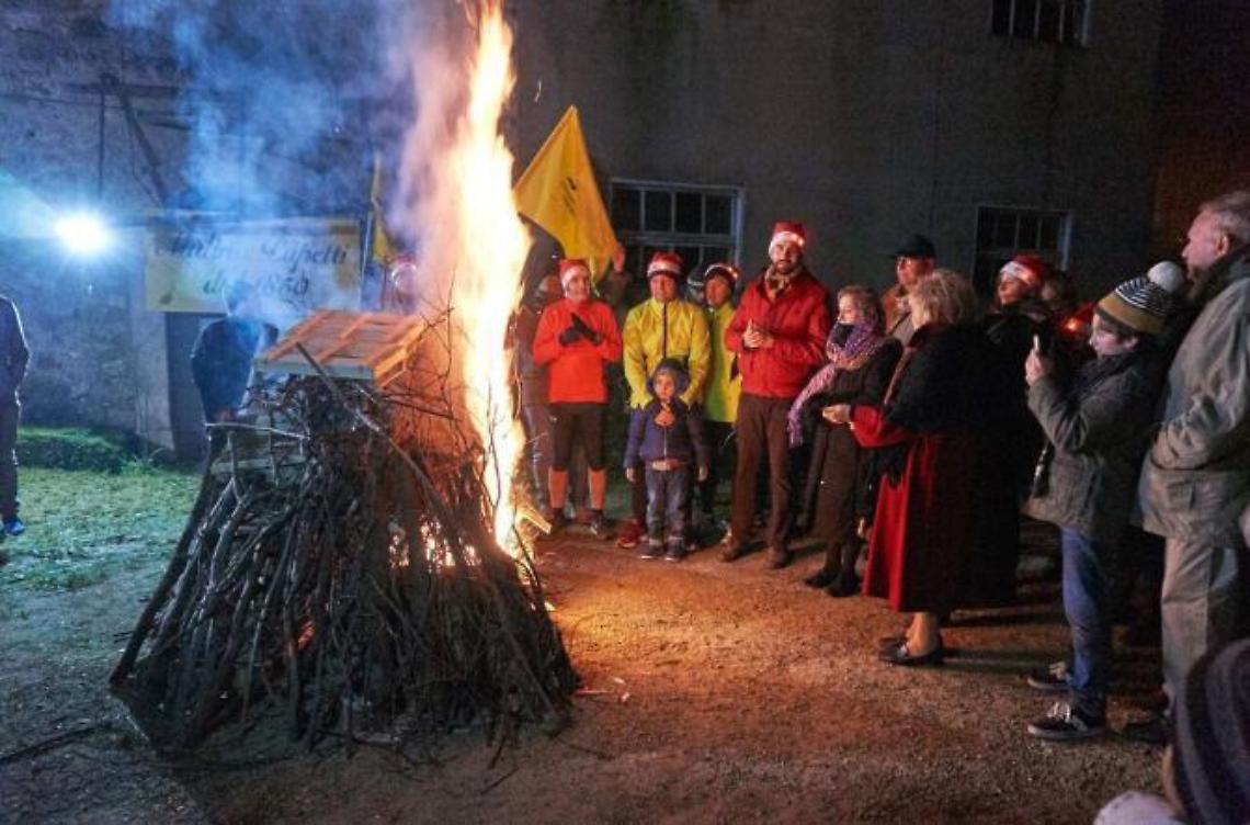La notte di S. Lucia illuminata dai falò di Laboratorio Scalo e L'Impegno 