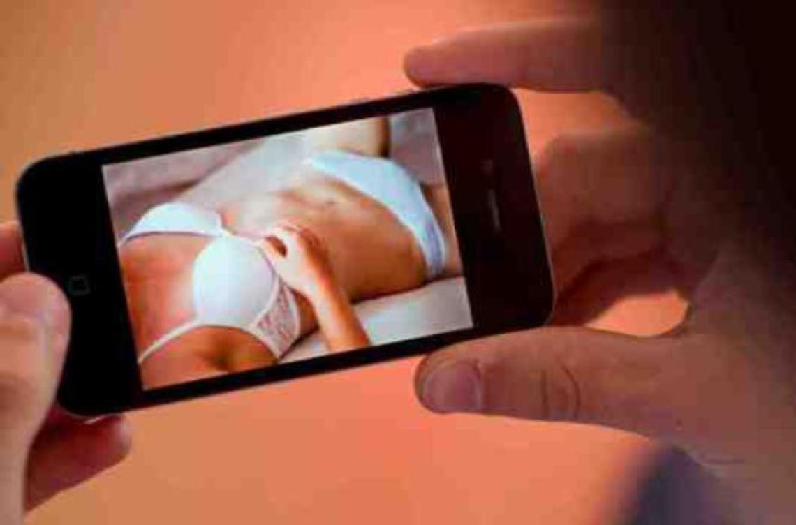 Sesso, Facebook e Aids: Valentino, l'untore che fa tremare mezza Italia