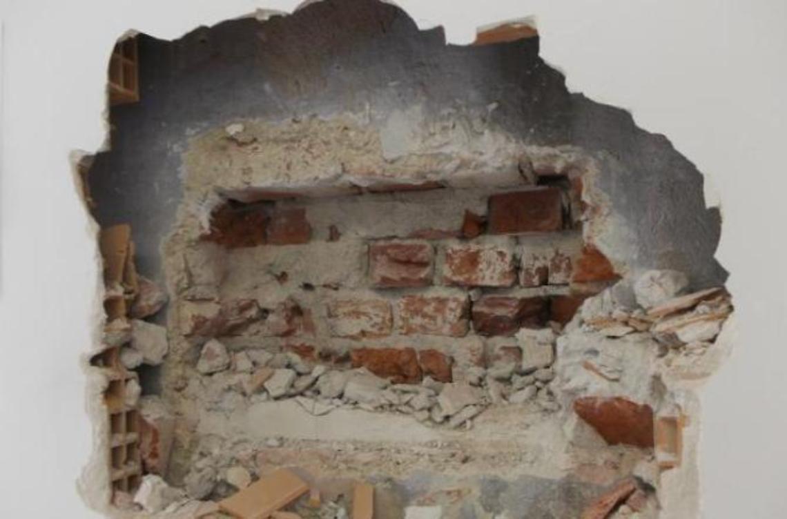 Entrano in casa, smurano la cassaforte e fuggono con un'auto rubata