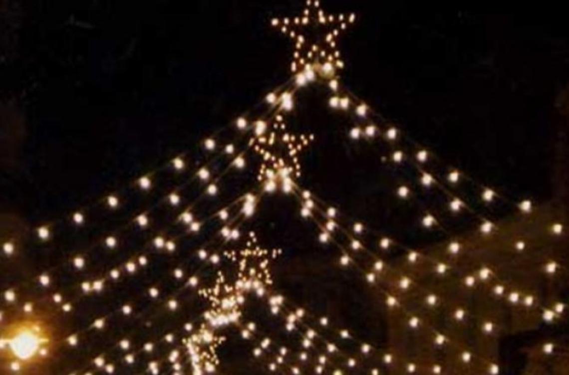 Niente luci di Natale per aiutare le famiglie in difficoltà