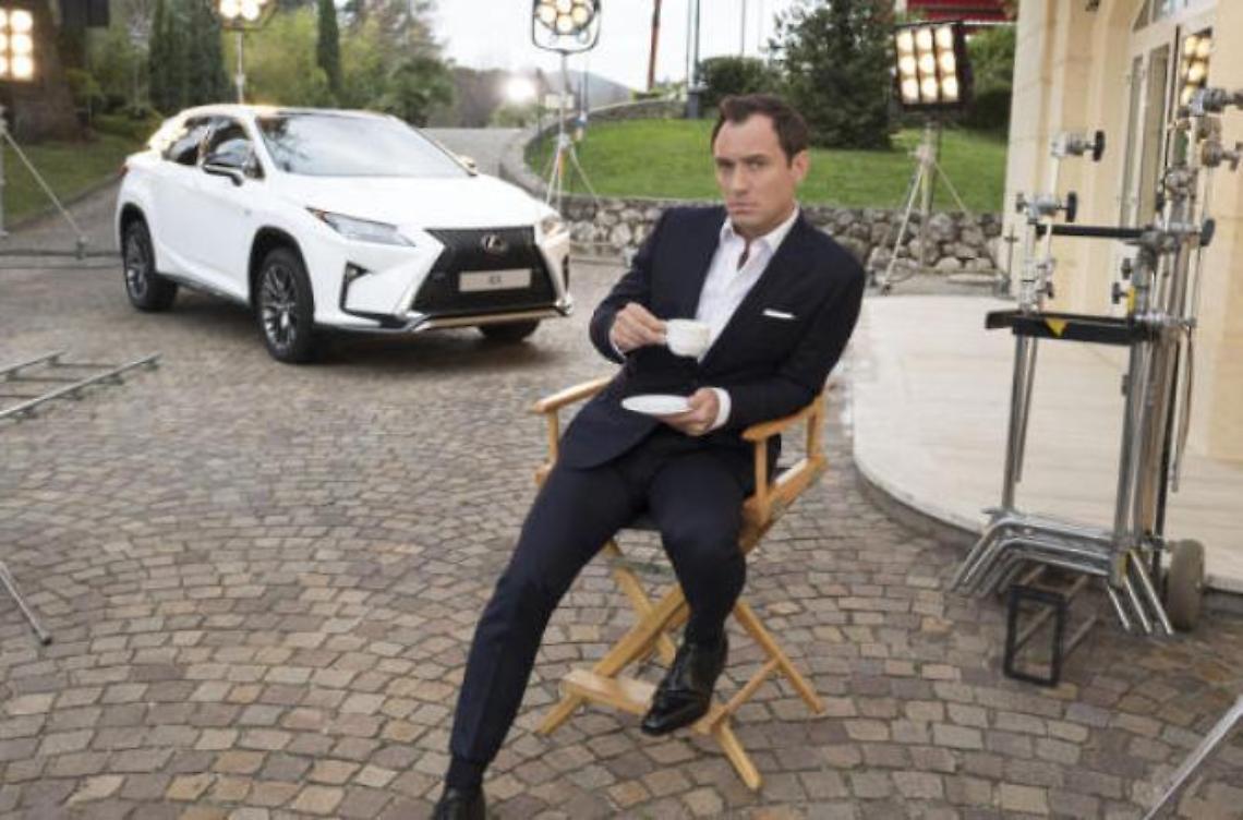 L'attore Jude Law al Palazzo della Fonte per girare uno spot