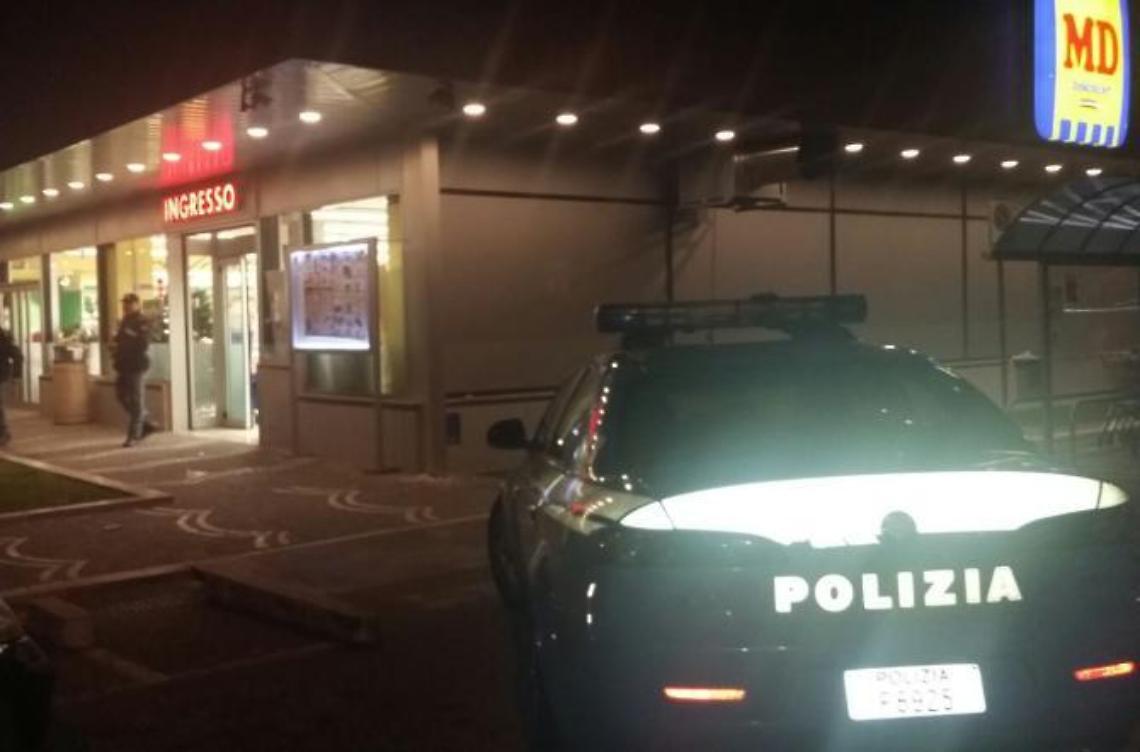 Era armato di una grossa ascia il rapinatore del market: caccia all'incappucciato