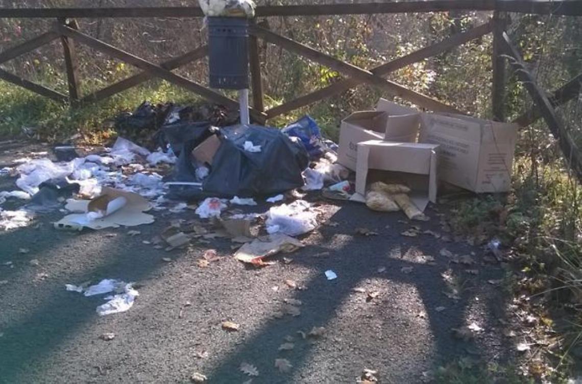 Solidarietà e sprechi, cibo per poveri gettato in strada