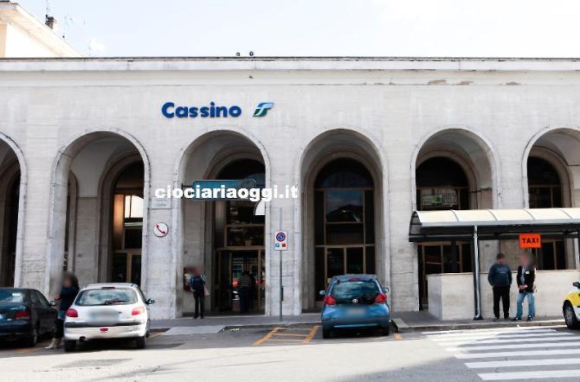 Hanno una borsa di studio, ma sono costretti a dormire alla stazione: la storia di due studenti ghanesi