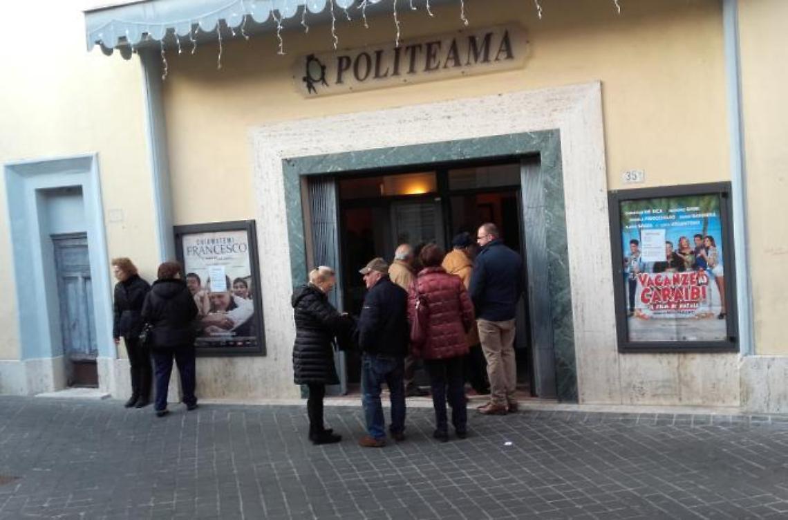 Riapre il cinema Politeama, tutti in fila per la prima