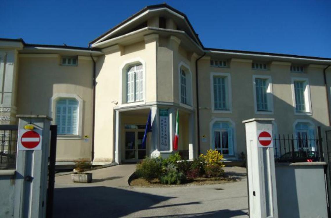 In fila per ritirare gli esiti delle analisi ma al presidio non c'è nessuno