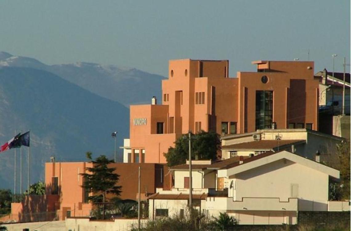 L'opposizione contro il sindaco: "Assuma la difesa del Comune"