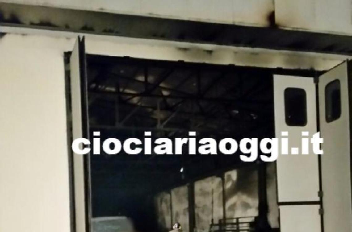 Incendio alla Cometal di Ferentino: sei i mezzi distrutti. Indagini sulle cause