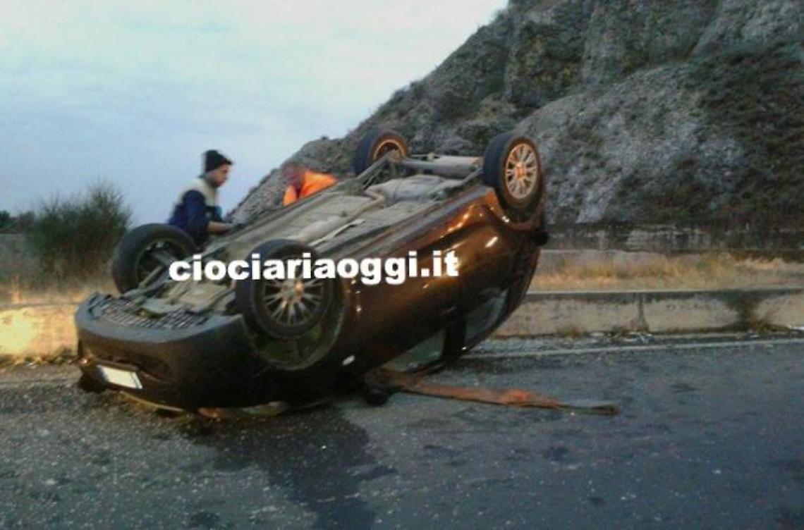 Spettacolare incidente in superstrada: auto distrutta, giovane miracolato