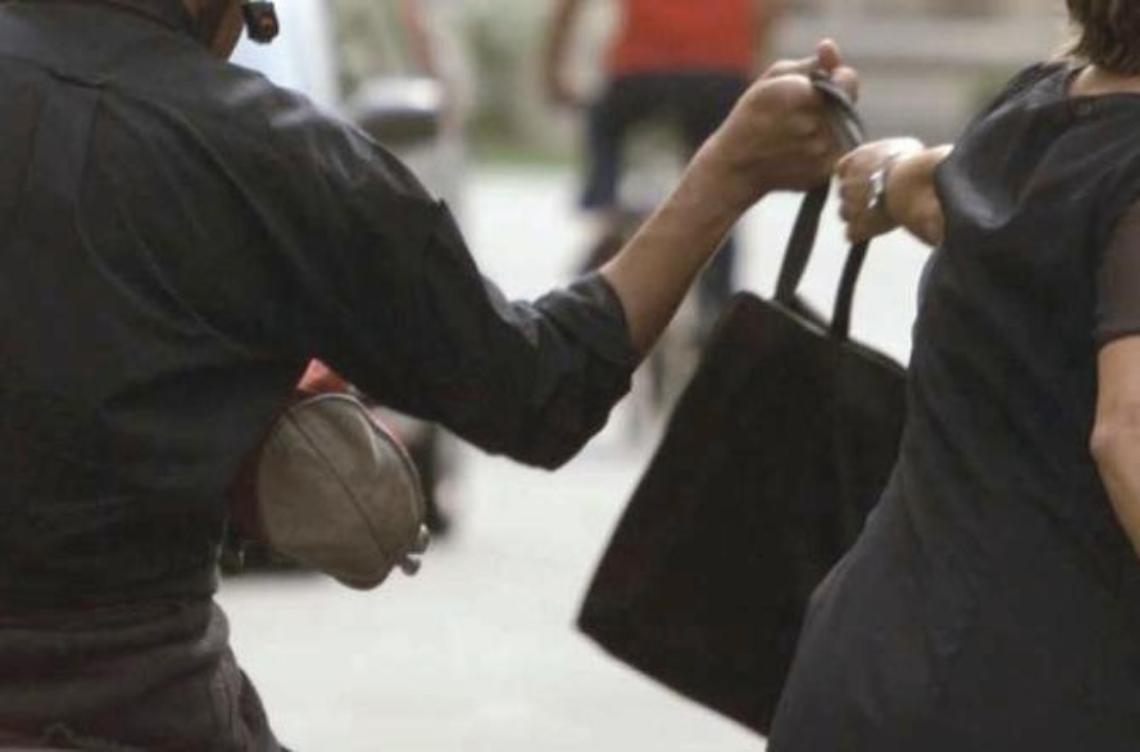 Raggirata e derubata della borsa: paura per un'anziana 