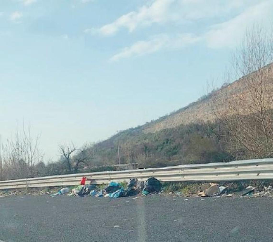 Rifiuti abbandonati sulla superstrada Sora-Ferentino: l'inciviltà non si ferma