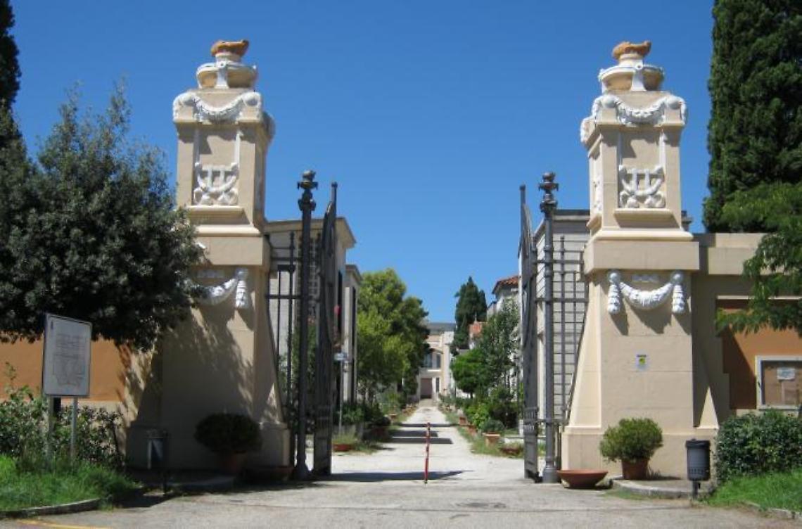 Furti al cimitero: rubate cornici e oggetti dal valore affettivo