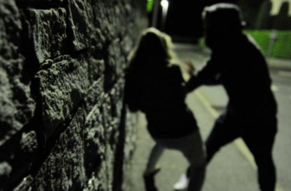 Tentata violenza e atti osceni su giovani ragazze: caccia a quattro uomini di colore