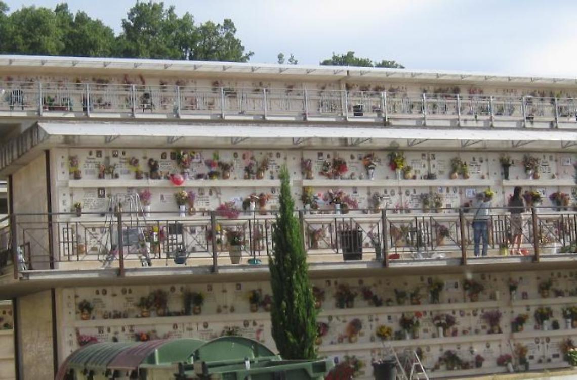 Mancano i loculi al cimitero: vietato morire