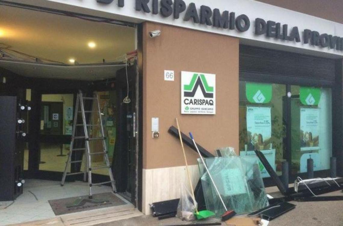 Esplosione alla Carispaq, i ladri fanno saltare lo sportello del bancomat