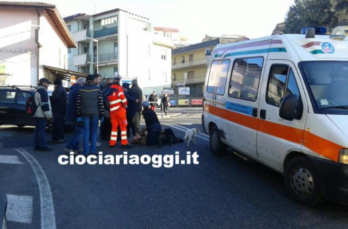 Donna investita da un'automobile in pieno centro mentre attraversa la strada