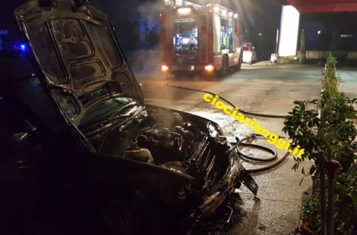 Auto in fiamme nella notte, automobilista salvo per miracolo