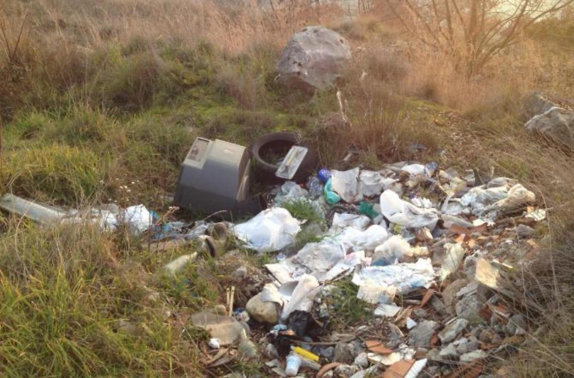 Strade trasformate in discariche, i cittadini chiedono punizioni esemplari