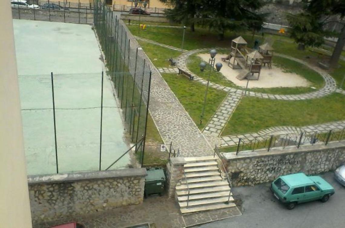 Via Sellari divorata dal degrado. I residenti: stanchi di non avere risposte