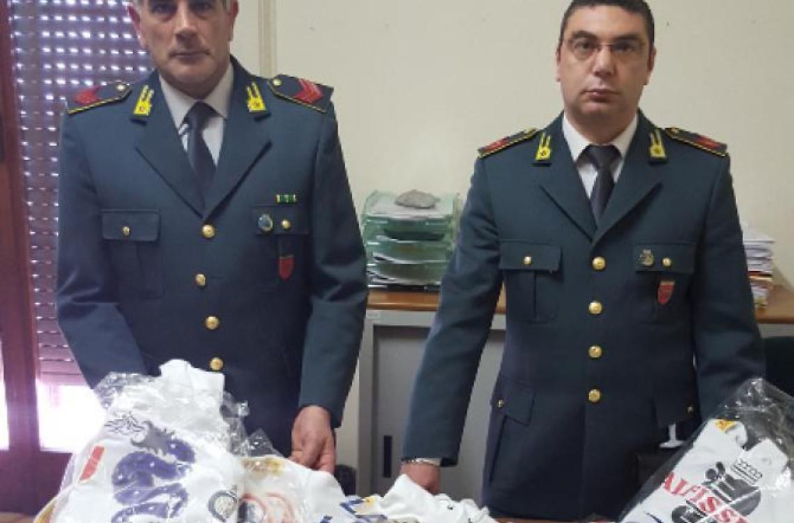 Scoperta dalla Finanza fabbrica del falso di storici marchi: due i denunciati