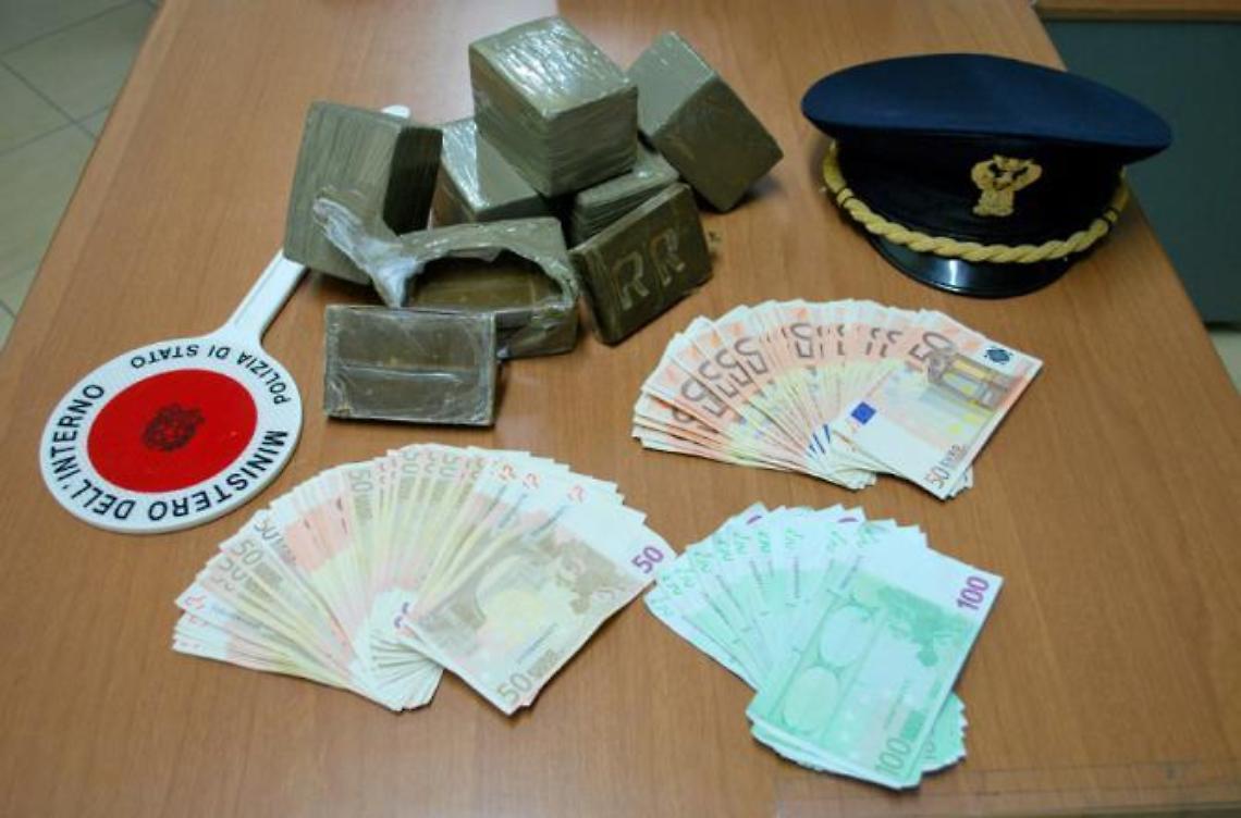 Droga prÃƒªt-à-porter: tre chili di hashish nello zaino. Trentenne in manette