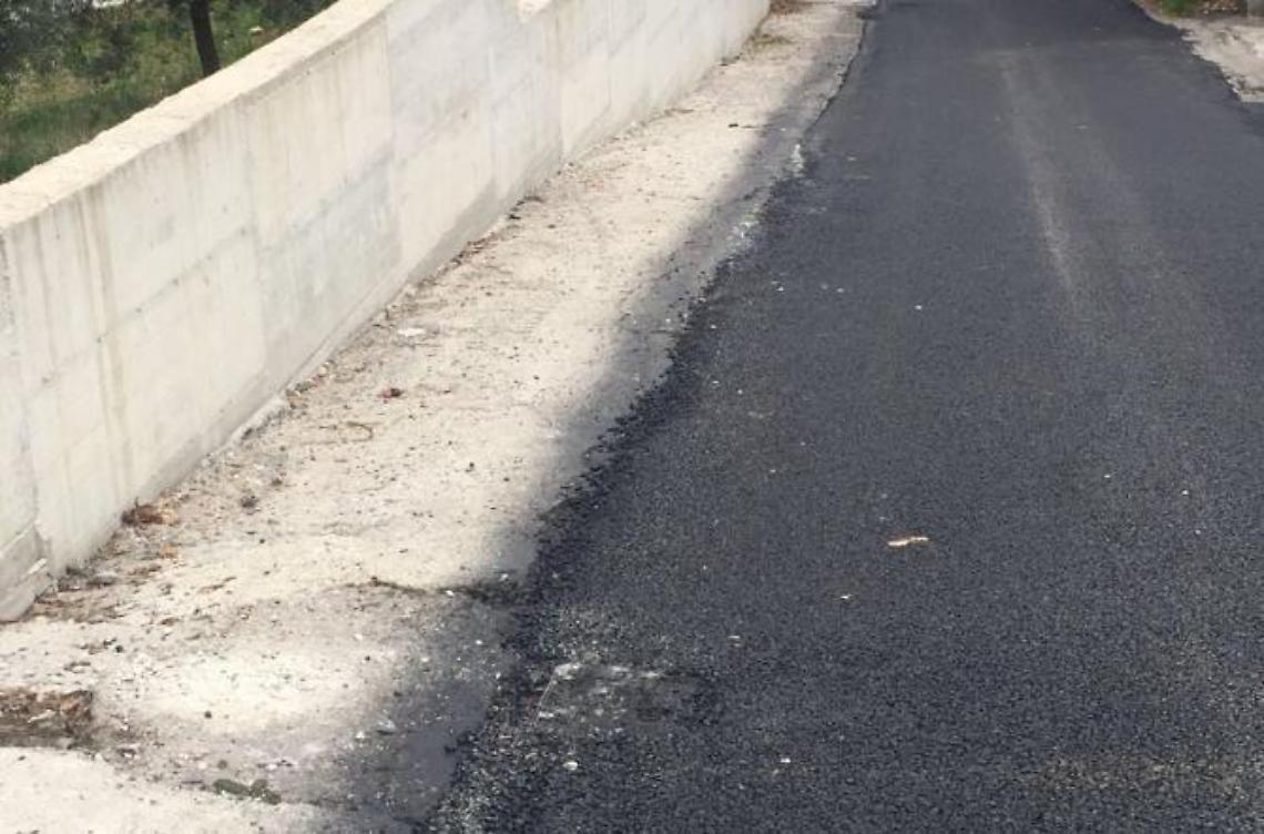 Lavori in via Moletta: con il nuovo asfalto la strada diventa più pericolosa