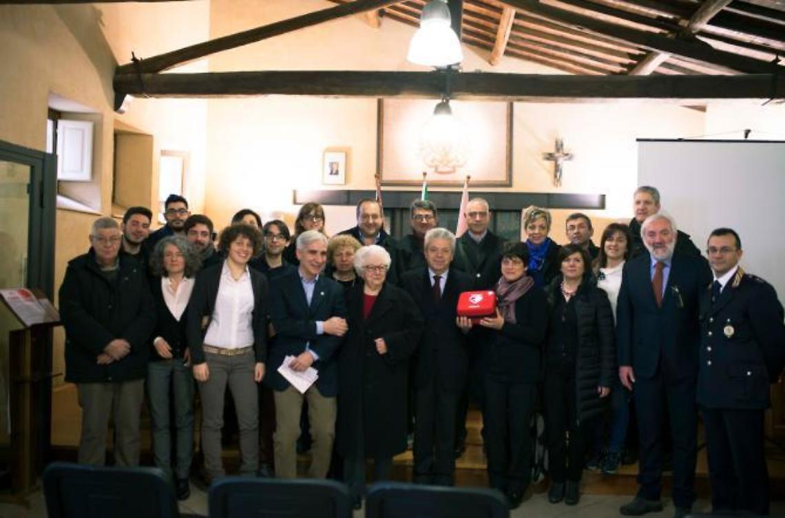 Polizia locale: l'associazione "Amici nel Cuore" dona un defibrillatore