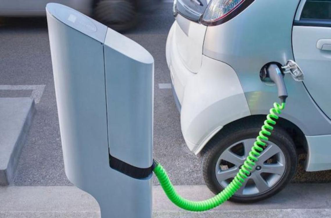 Lotta all'inquinamento: arrivano le stazioni per ricaricare i mezzi elettrici