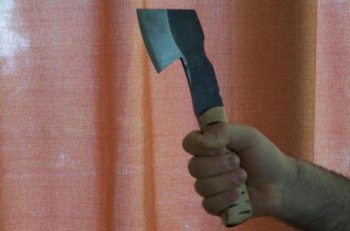 Con un'ascia a spasso in città: scattano psicosi e caccia all'uomo