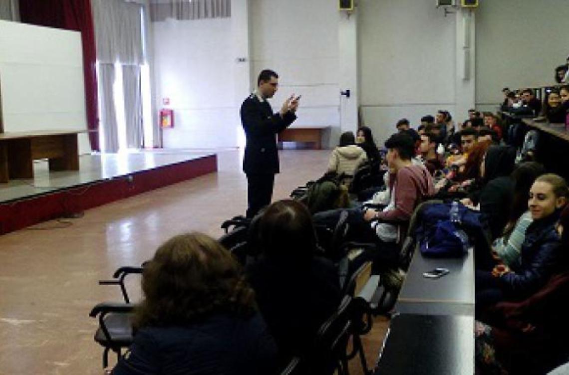 L'Itc 'Medaglia D'Oro' a lezione di legalità con i carabinieri