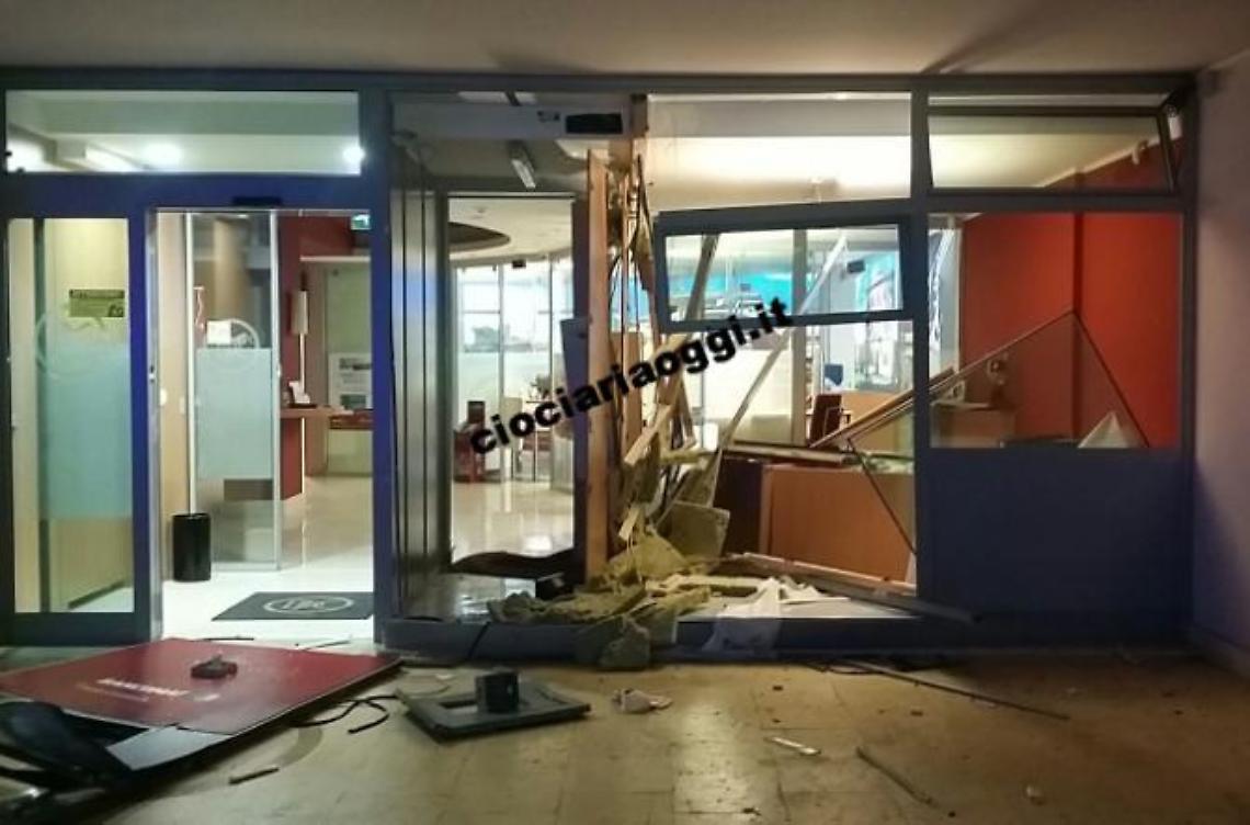Caccia alla banda dei bancomat: un filo rosso collega sei diversi colpi