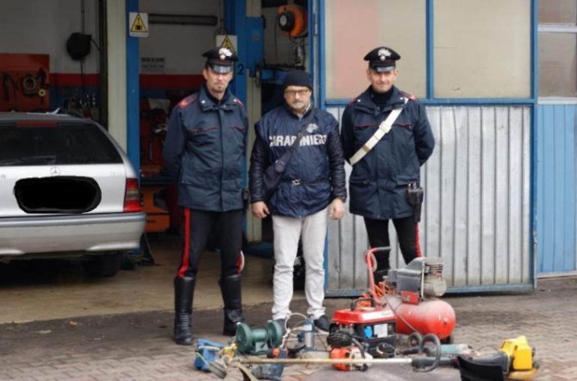 Nascondeva in garage attrezzi agricoli rubati: denunciato quarantottenne
