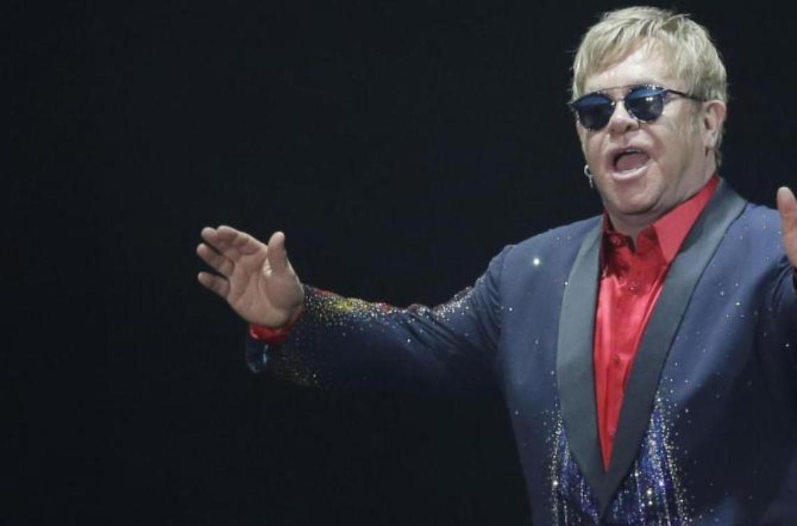 Si accende il caso del messaggio whatsapp su Elton John a Sanremo