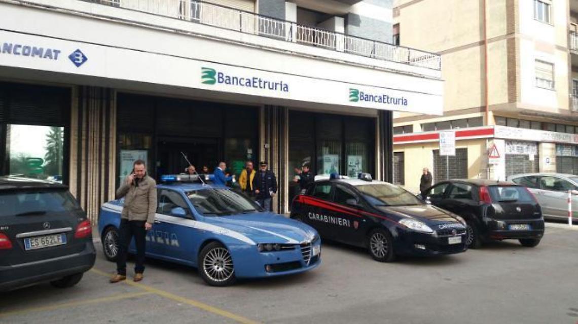 Caccia ai rapinatori di Banca Etruria. La polizia analizza i video delle telecamere