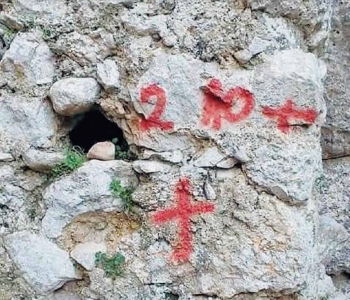 Il Covid non ferma i vandali, imbrattata l'acropoli: grave sfregio alla storia
