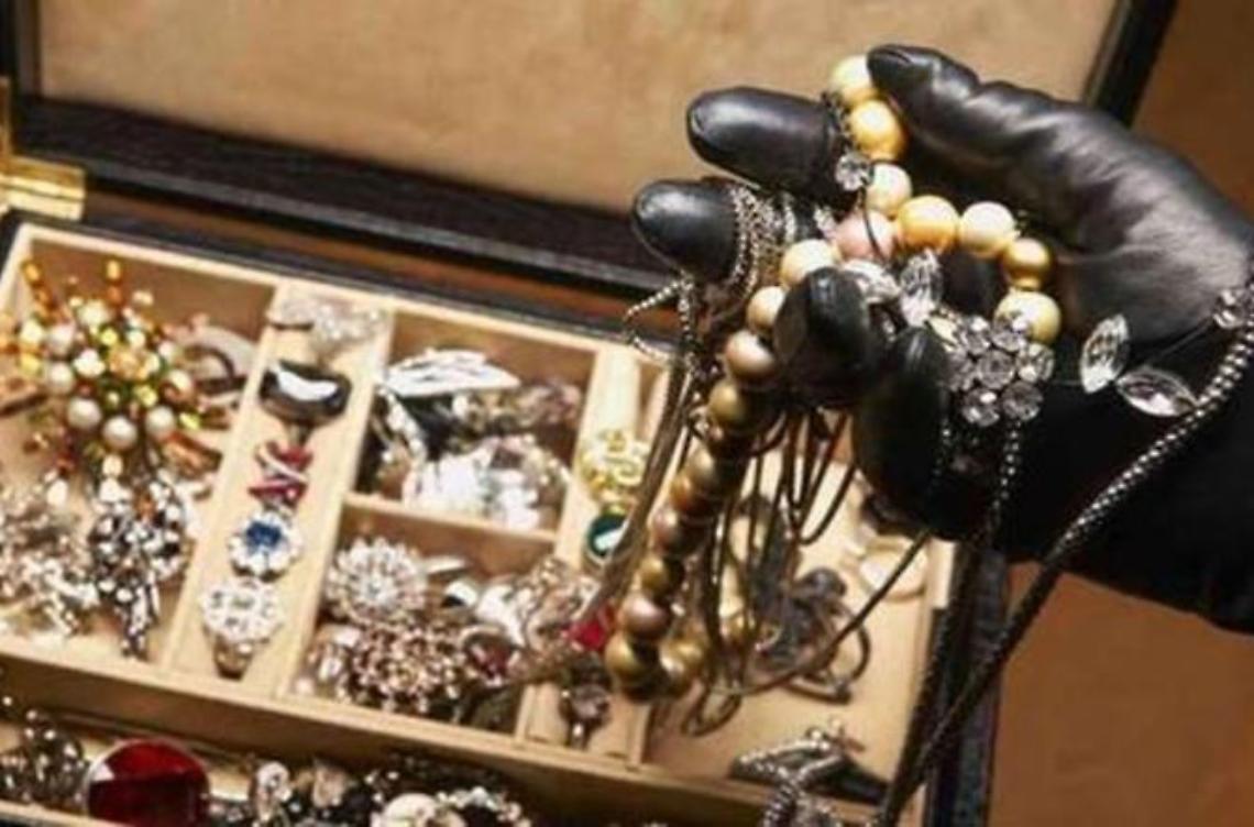 Banda del flex scatenata: raid senza sosta nelle case dei ricchi. Bottini ingenti