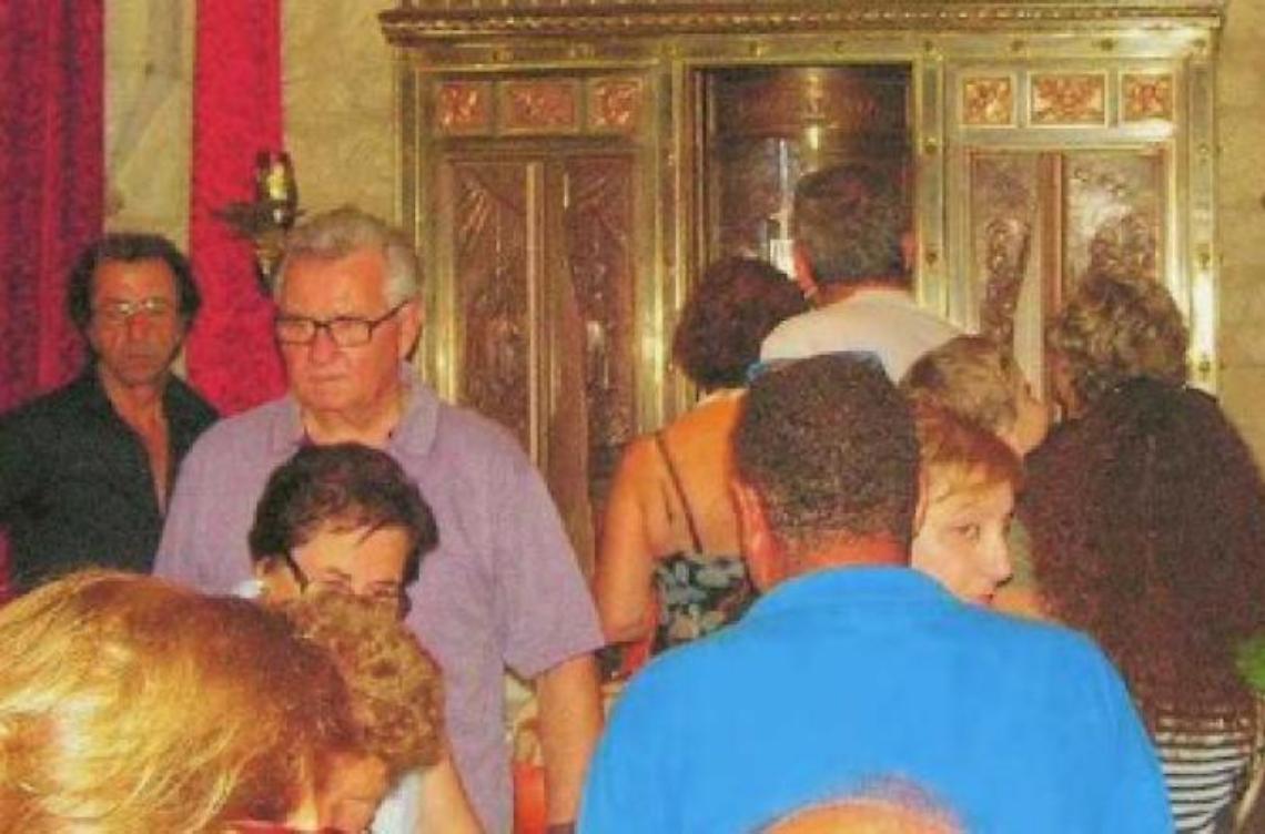 Dure reazioni ai dubbi sollevati da Rete 4. Il paese blinda il miracolo
