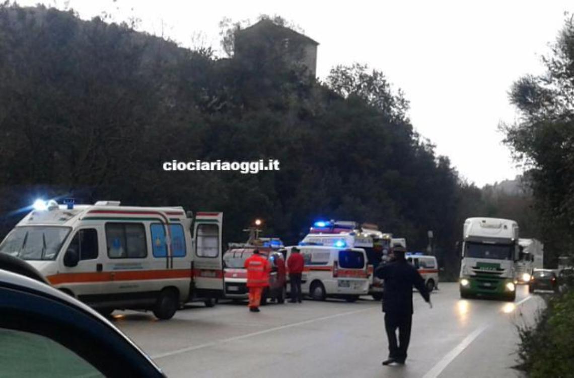 Autotreno giù dal cavalcavia sulla Cassino-Formia. Corsa  contro il tempo dei soccorsi