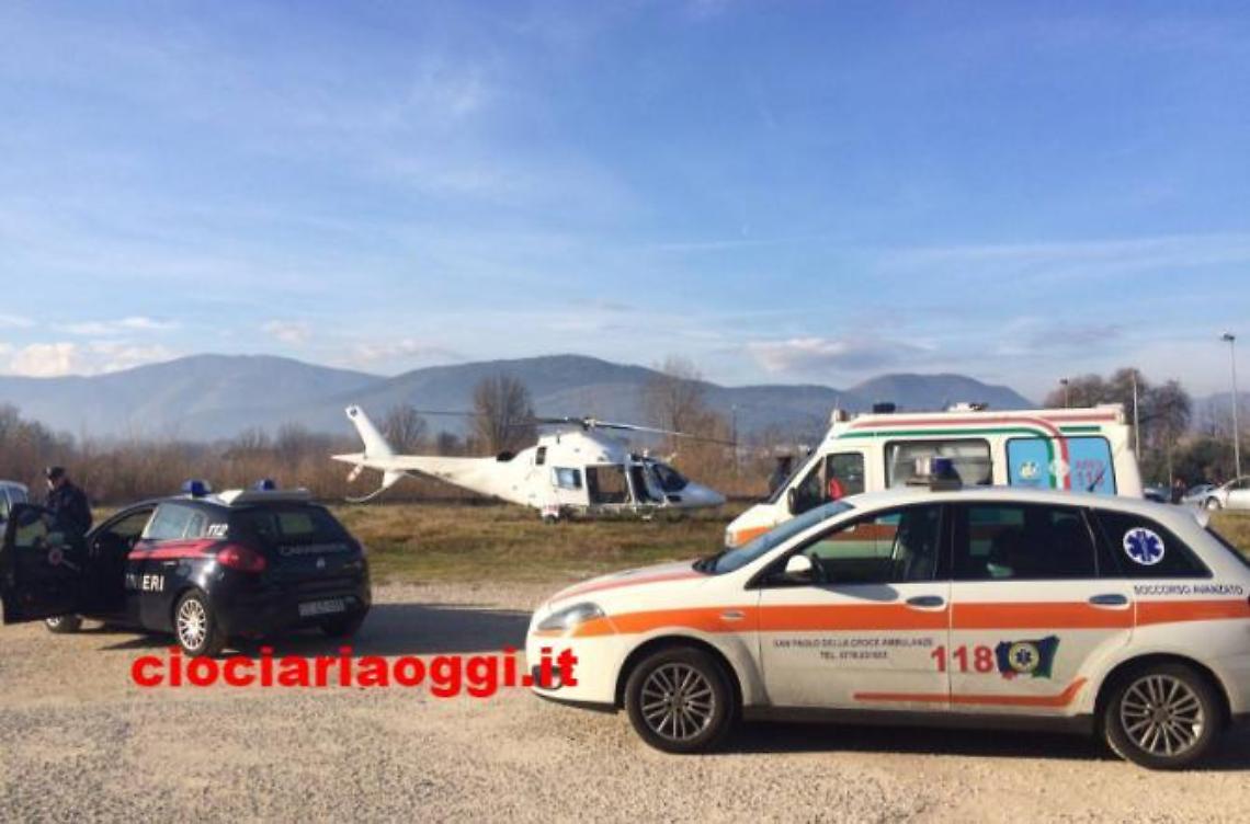 Incidente stradale, vola con l'auto fuori strada: giovane elitrasportato a Roma