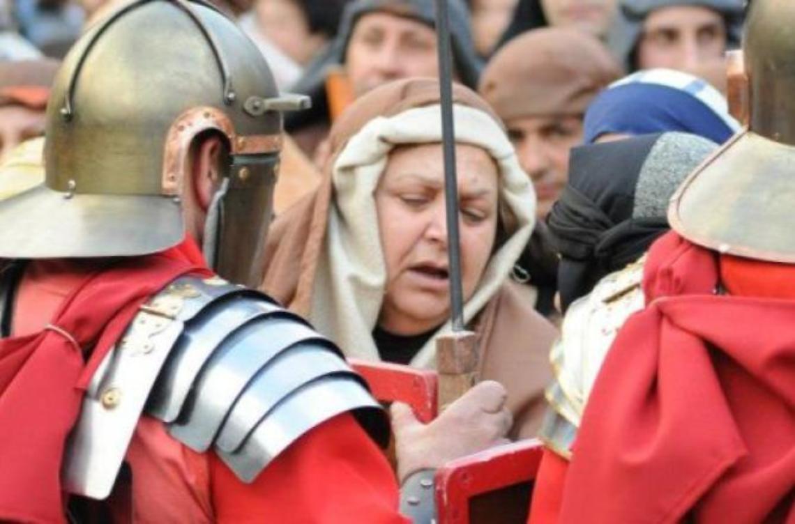 Storica rievocazione della Passione vivente. Organizzatori al lavoro