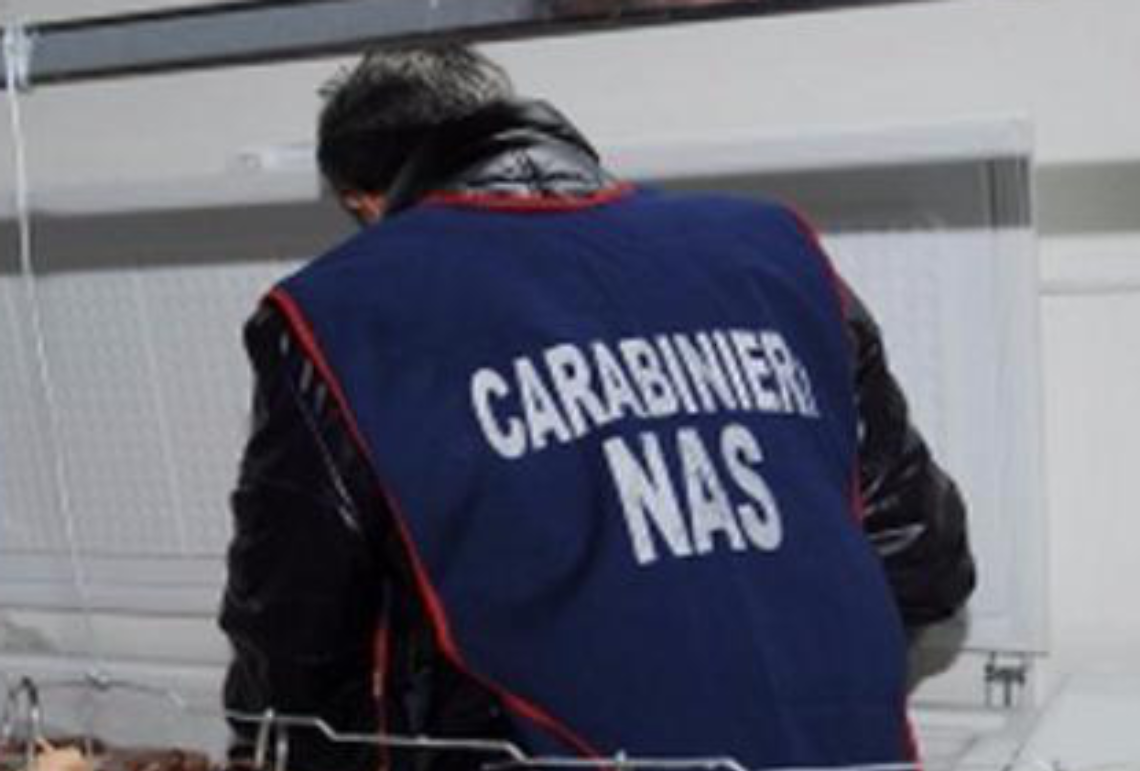 Gravi carenze igieniche: sospensioni e multe per i Nas