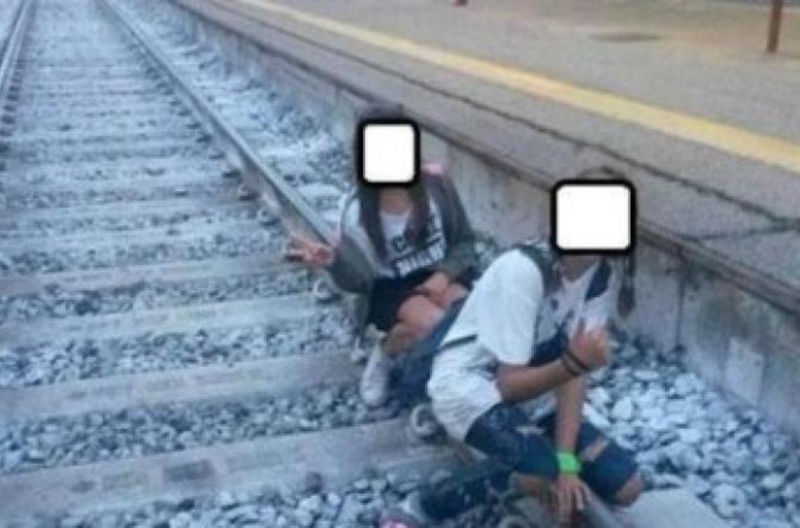 La moda choc: ragazzi sui binari sfidano la morte solo per farsi un selfie