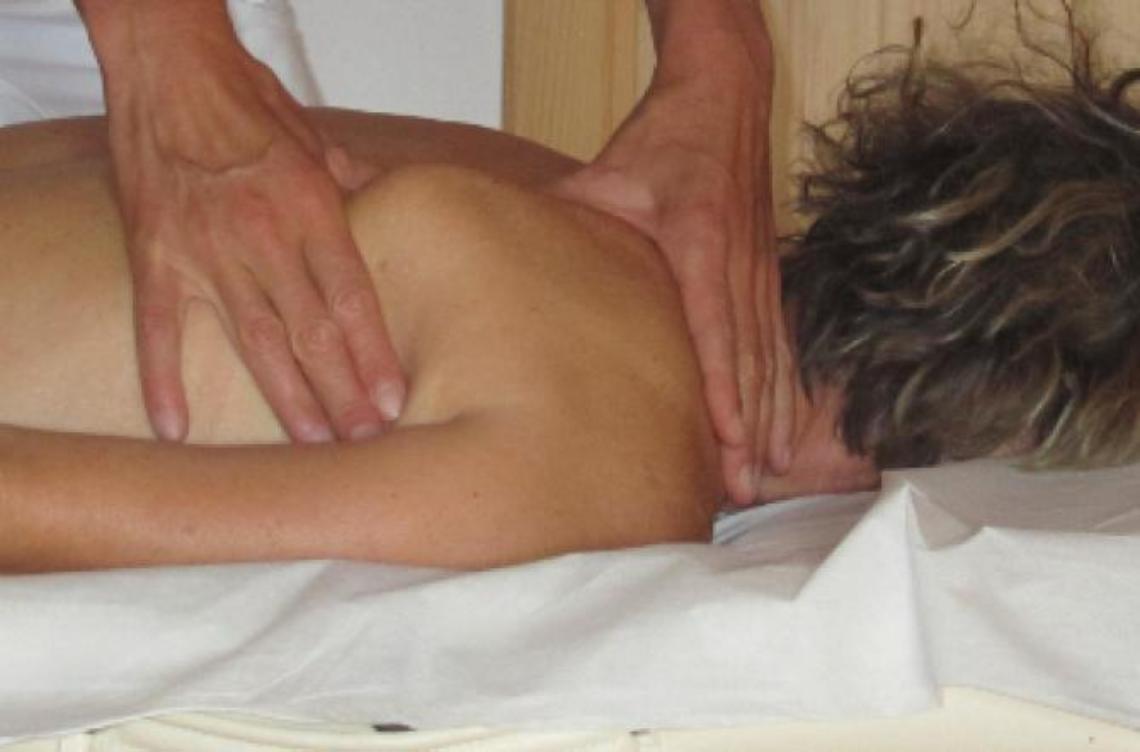 Massaggio cervicale con sorpresa: rubata la catenina d'oro<br>
