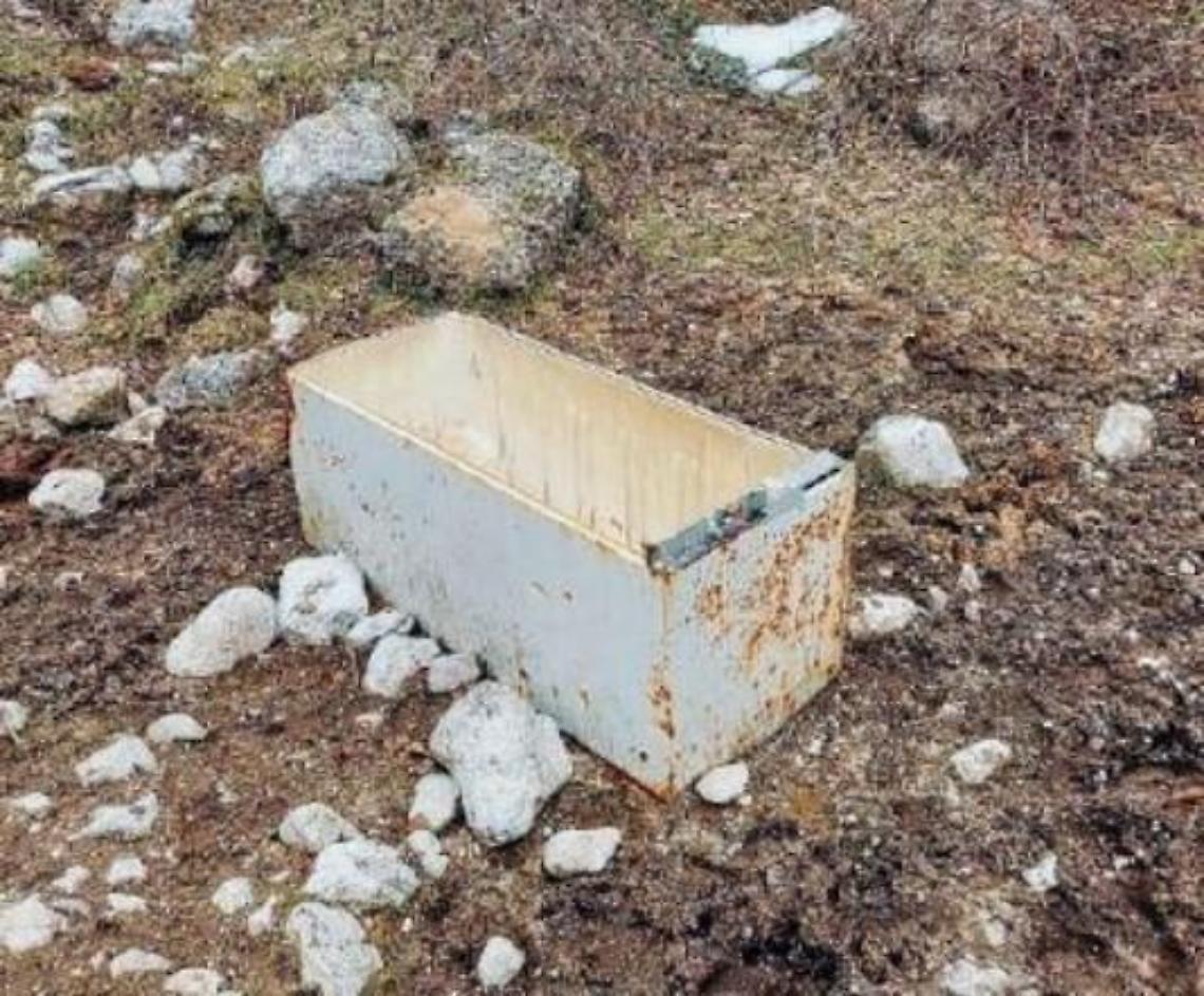 Un grosso frigorifero nel bosco: i vandali colpiscono anche in alta quota