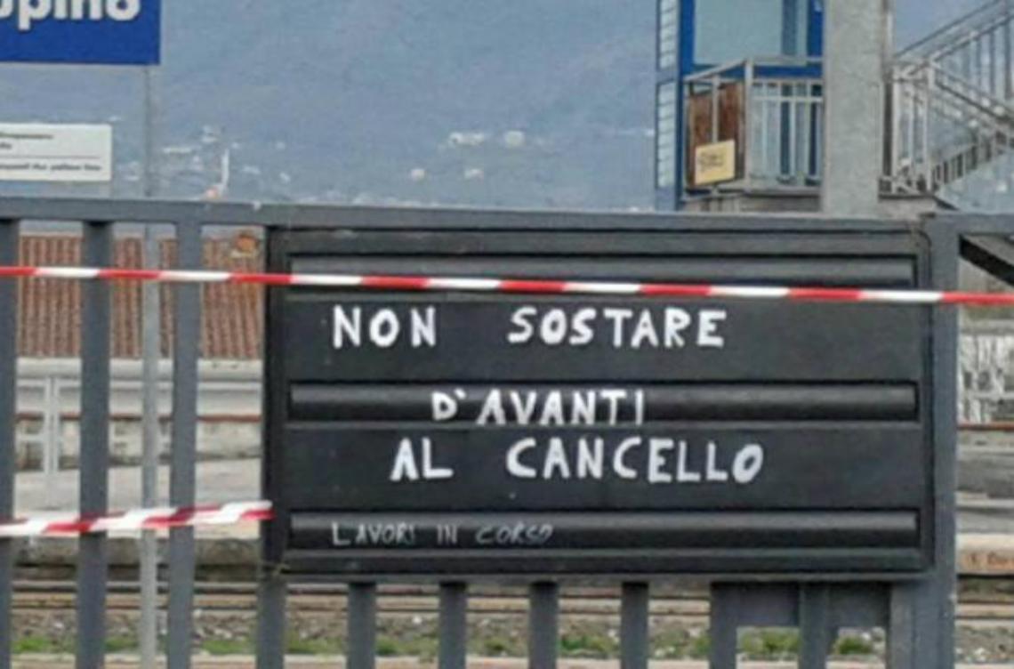 Sul binario ferroviario arriva... lo strafalcione. E l'errore fa impazzire i social 